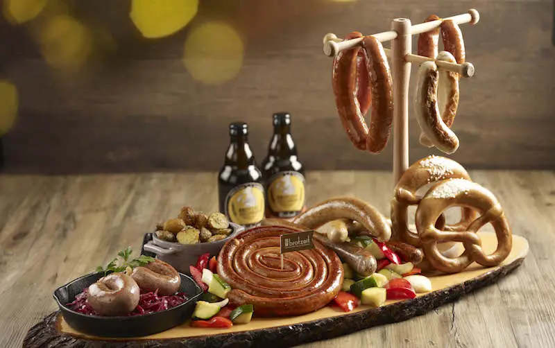 brotzeit_-_sausage_platter_with_brotzeit_beer