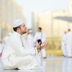 Man-Praying-Hajj-700x500