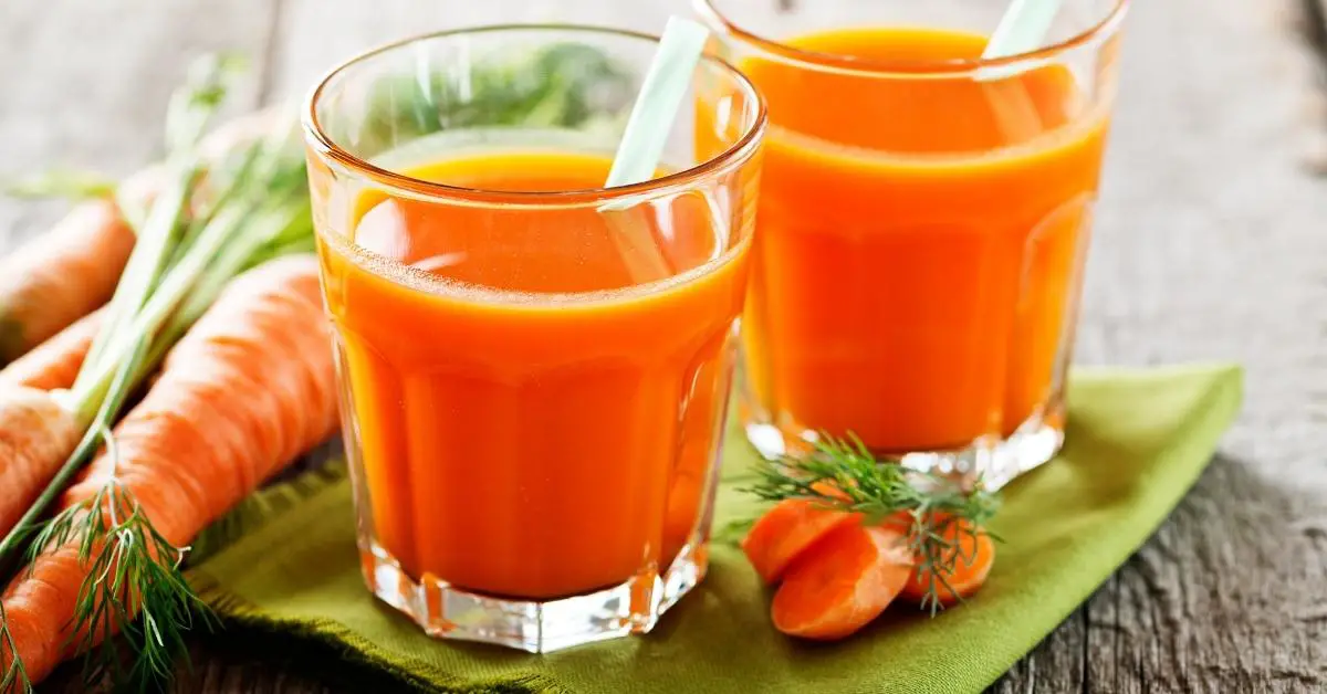Carrot-Juice-in-a-Glass-with-Fresh-Carrots