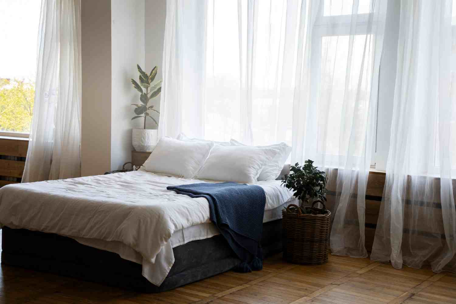 bedroom-decor-with-potted-plants_11zon