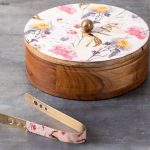 data_homeware_tableware_cutlery_wooden-chapatti-box-multicolor-enamel-lid-printed-casserole-with-tong_1-750x650