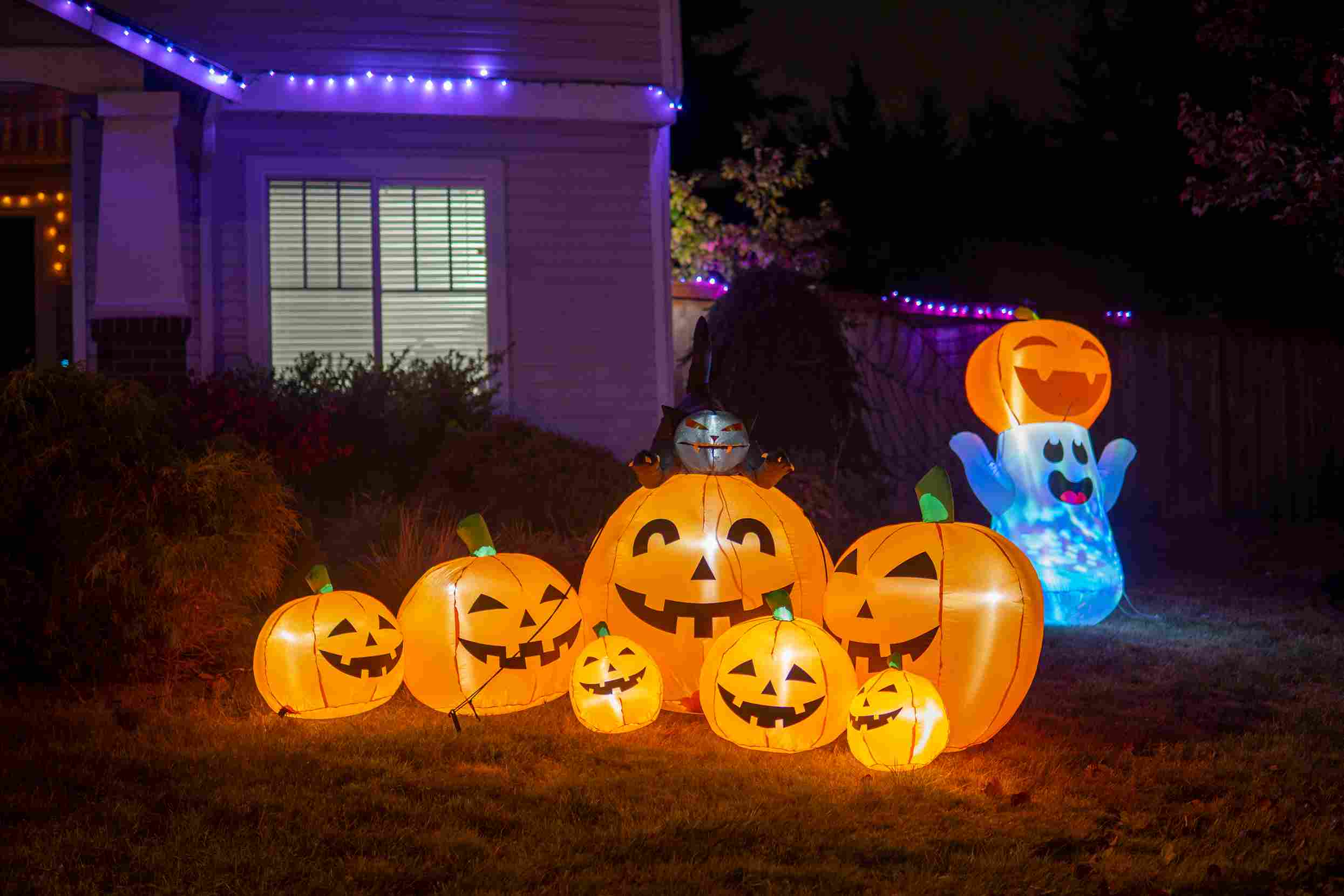 illuminated-night-halloween-house-outdoor-decorations-with-inflatable-figures-pumpkins-cat_11zon