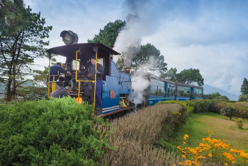 darjeeling-tour-with-darjeeling-himalayan-railway