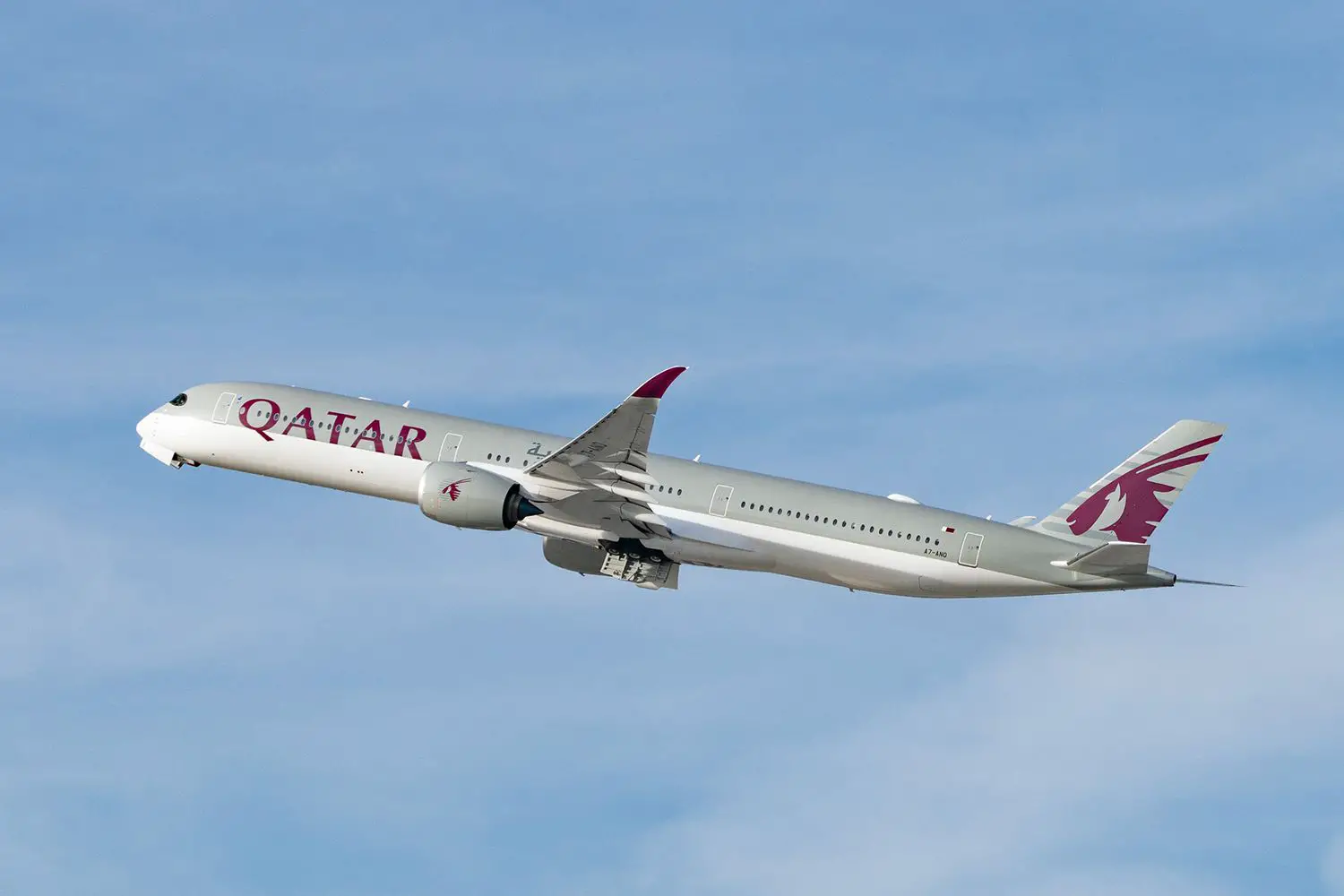 qatar-airways-plane-QATARBISLITE0921-2209513750bf40e89cdf6d50fcab40a3