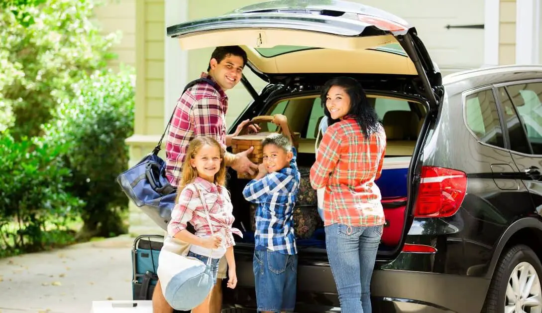 Family-packing-car-to-go-on-vacation-1089x628-min
