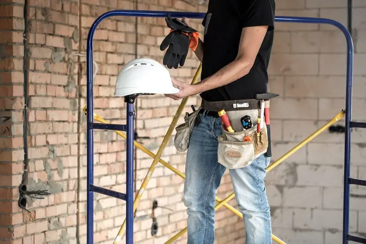 builder-handyman-with-constructi