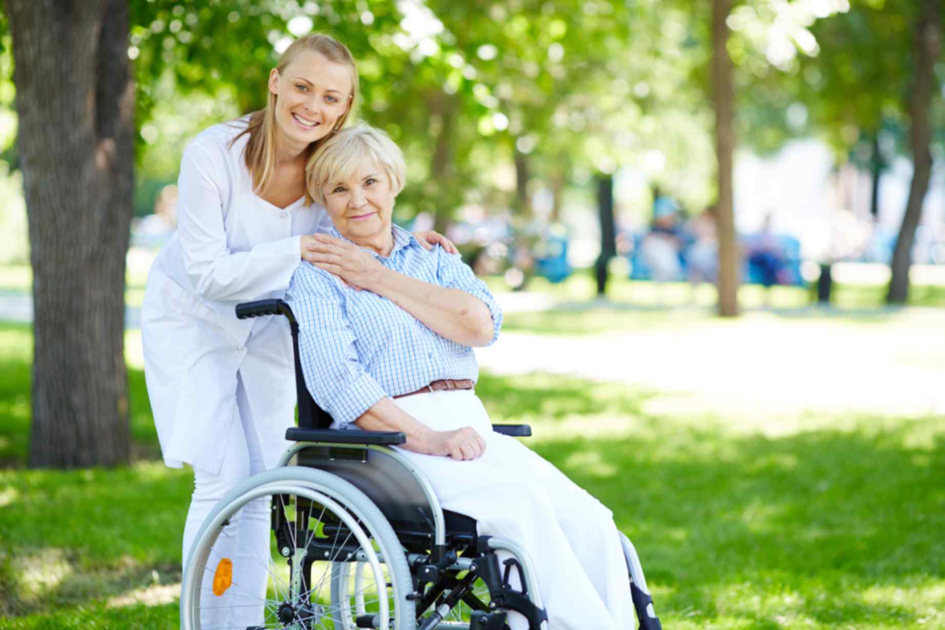 jpeg-optimizer_senior-woman-with-her-caregiver-outdoor