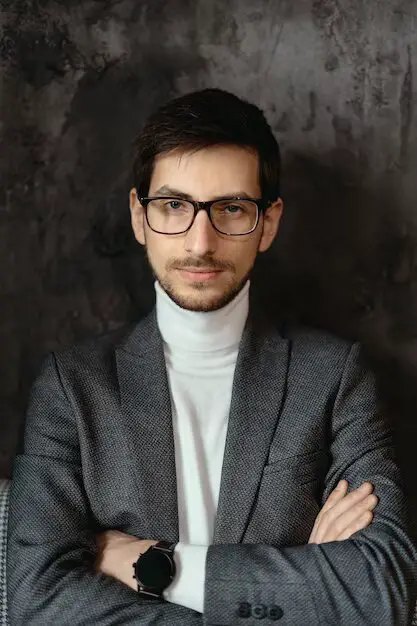 portrait-young-confident-businessman-wearing-glasses_158595-5359