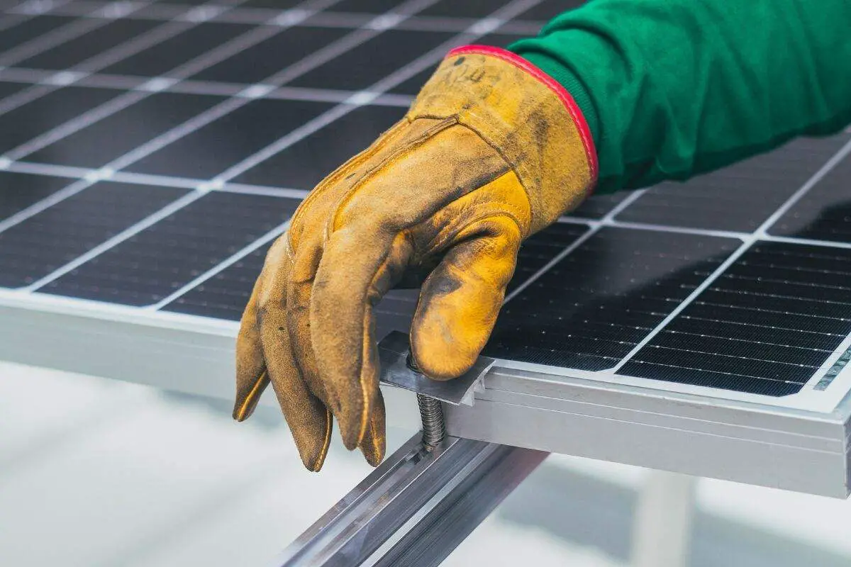 20 Essential Maintenance Tips for Solar Panels 2024_11zon