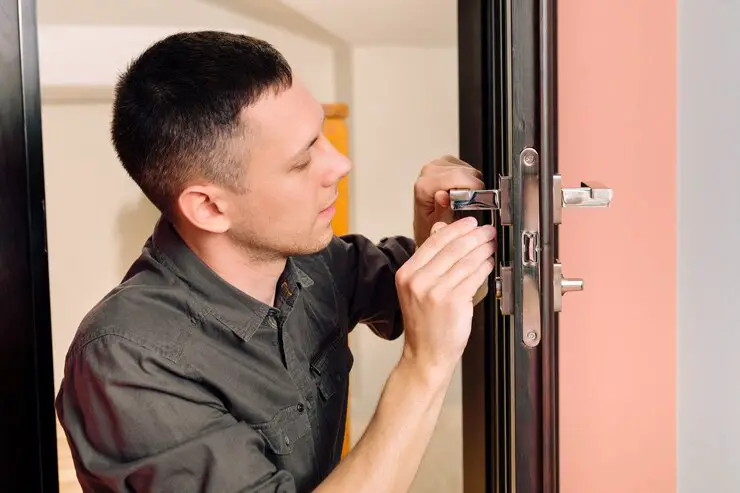 man-repairing-doorknob-closeup-worker-s-hands-installing-new-door-locker_93200-3626