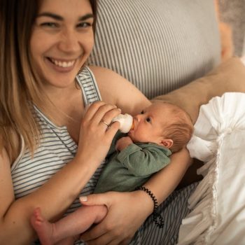 navigating-parenthood-a-closer-look-at-breastfeeding-formula-feeding-and-the-sleep-equation