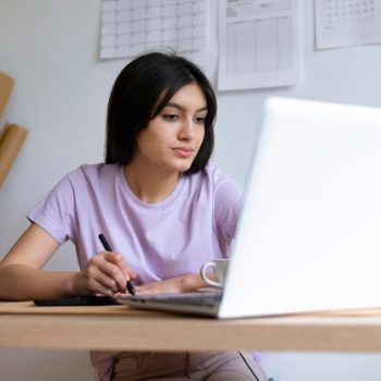 medium-shot-woman-working-desk_23-2149013948