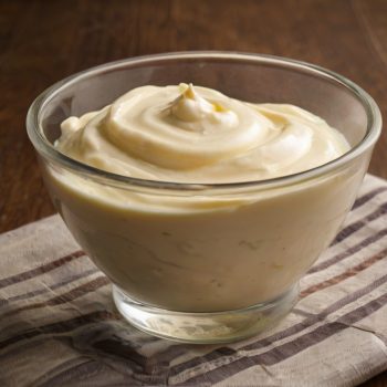 Default_Mayonnaise_in_a_glass_bowl_over_a_table_0