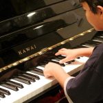 piano-boy-playing-min