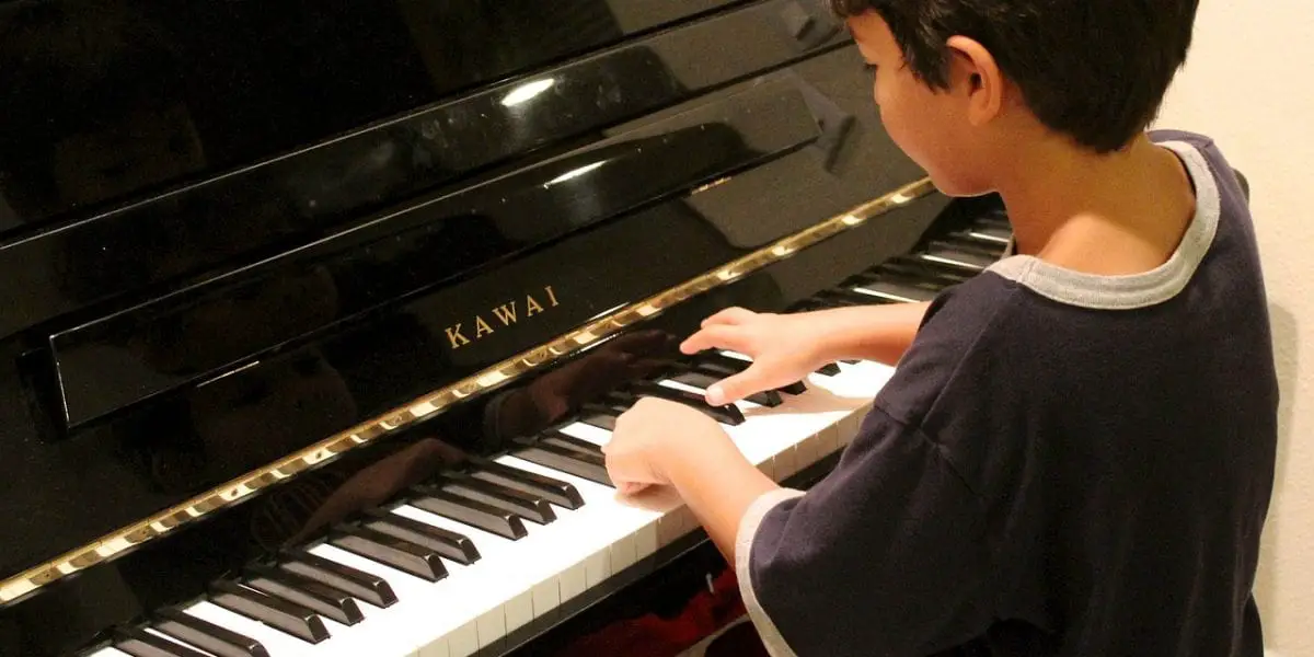 piano-boy-playing-min
