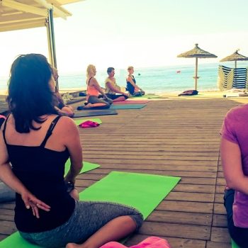 Yogaferien-am-Meer-Yogaklasse-am-Strand-Entspannt-Internet