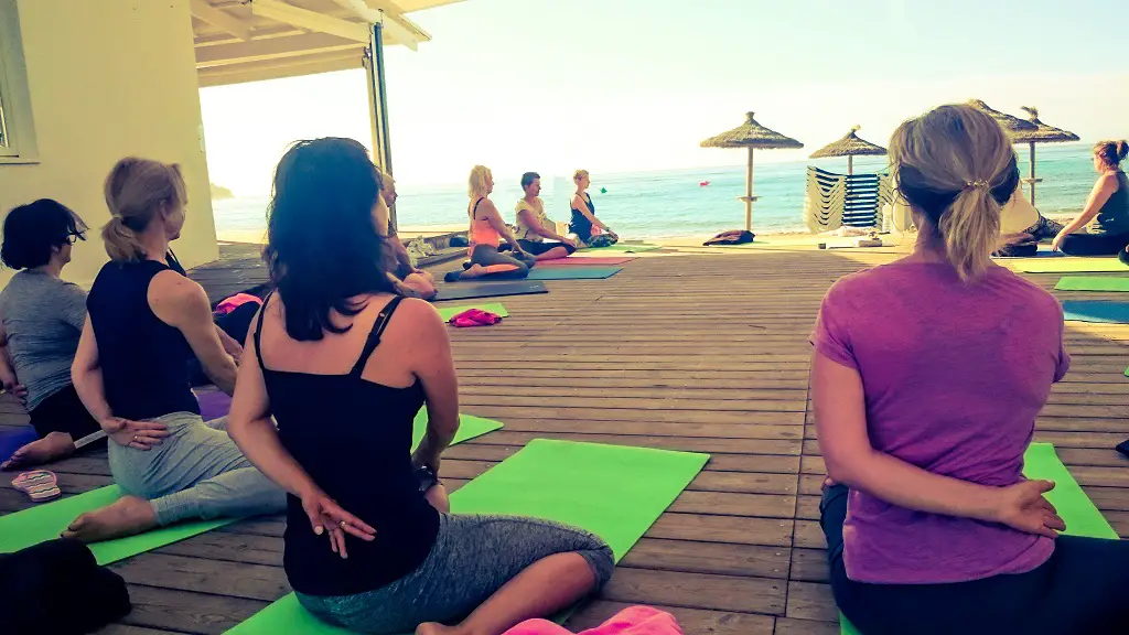 Yogaferien-am-Meer-Yogaklasse-am-Strand-Entspannt-Internet