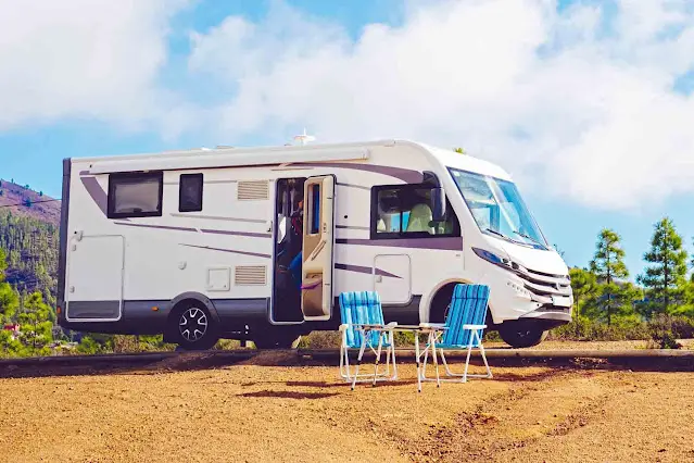 homeguide-rv-camper-travel-trailer-parked-at-camp-site