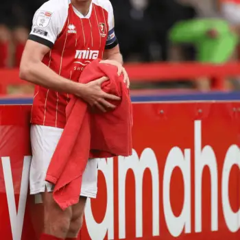 player drying hands with the towel (1)