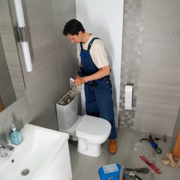 A professional plumber in Etobicoke repair toilet