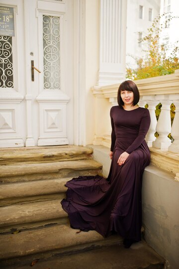 adult-brunette-woman-violet-gown-background-old-vintage-house-with-stairs_627829-8782